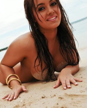 Annah Barnes Beach Beauty TeaseUm