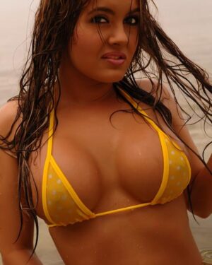 Annah Barnes Beach Beauty TeaseUm