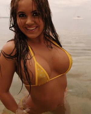 Annah Barnes Beach Beauty TeaseUm