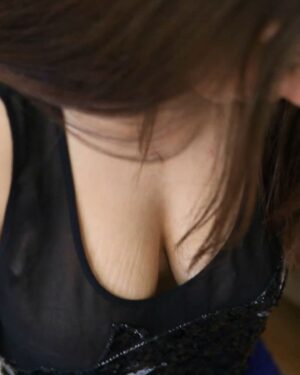 Isabella Perfect Cleavage Downblouse