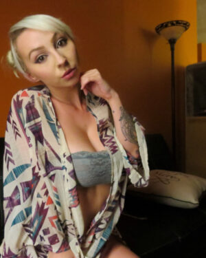 Jana Fox Care Free Nudity