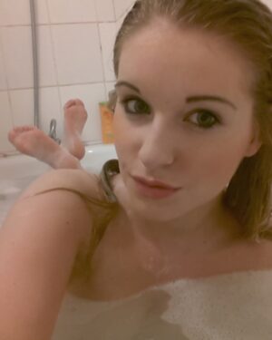 Jess Davies Bath Tub Selfies