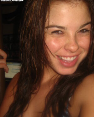 Kari Sweets Pussy Slip Selfies