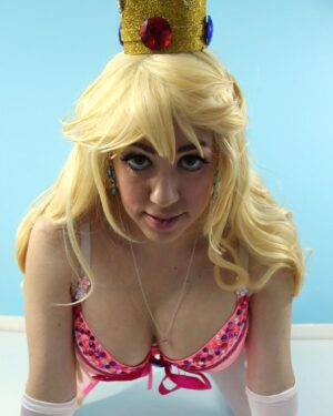 Kayla Kiss Princess Peach Cosplay