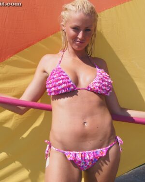 Laura Busty Cutie U Got It Flaunt It
