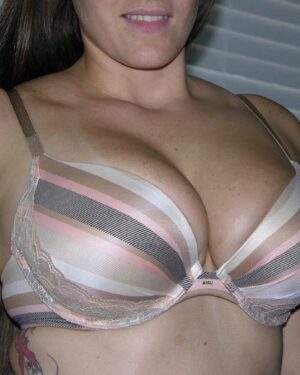 Melanie Big Boobs True Amateur Model