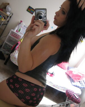 Mia Busty Nude Bedroom Selfies