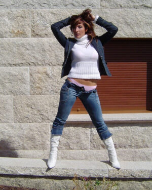 Nayara Blue Lifts Up Her Sweater