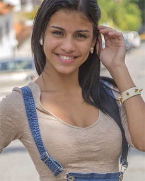 Denisse Gomez Has A Lot of Fun In The Gym