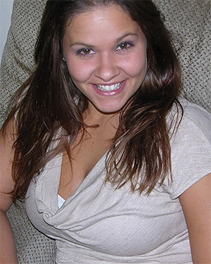Dulce Cute and Busty True Amateur Model