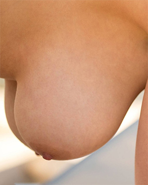 Elizabeth Marxs Shows Off Her Body