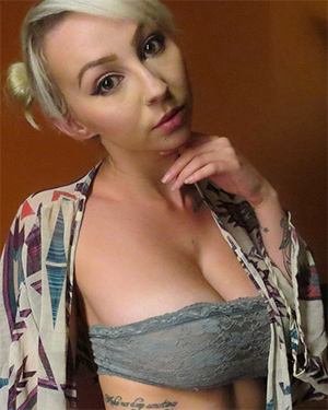 Jana Fox Care Free Nudity