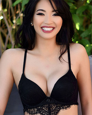 Reina Sexy Black Lingerie Model