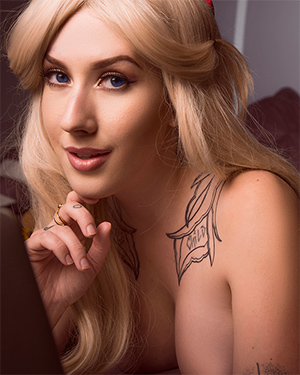 Solara Geek Goddess Cosplay Model