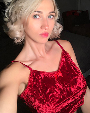 Spencer Nicks Velvet Bombshell